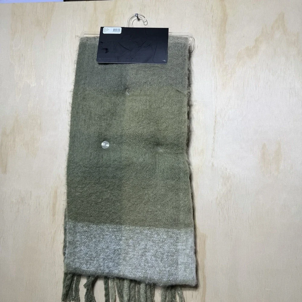 Steve Madden Beanie Scarf Set Women White Pom Hat Green Fringe Wrap Alarm Tag On